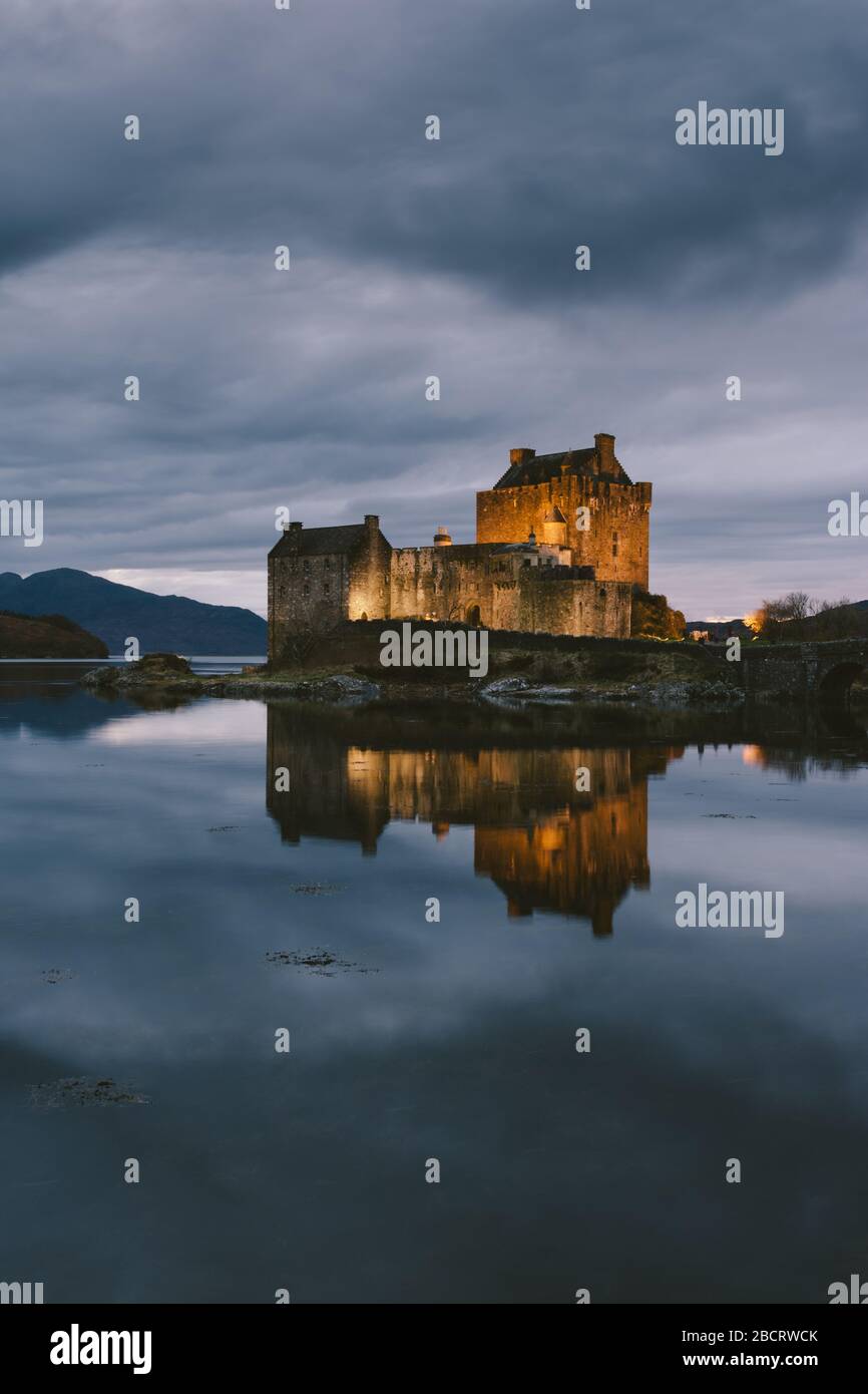 Eilean Donan Castle in der Dämmerung, Loch Duich, Schottland Großbritannien Stockfoto