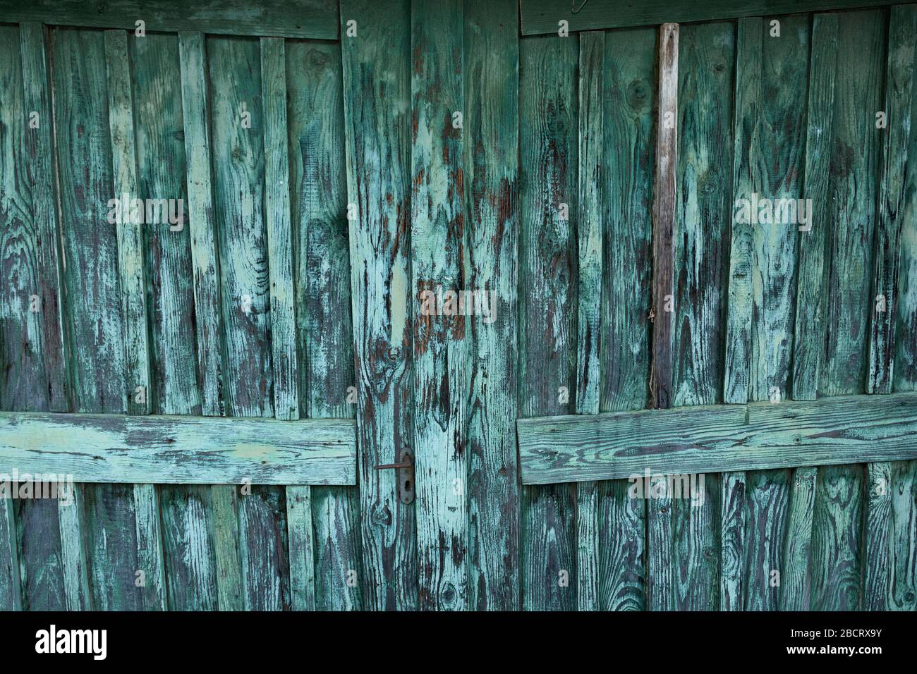 Grün lackierte, alte Holztüroberfläche, Holztextur für Ihr Design Stockfoto