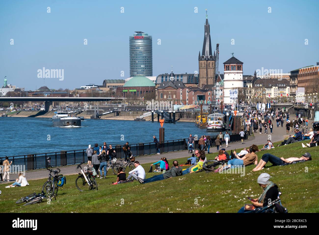 DŸsseldorf am Rhein während der Koronakrise wird das Kontaktverbot, das halten der Distanz überwiegend eingehalten, trotz vieler Wanderer im schönen Frühling wir Stockfoto