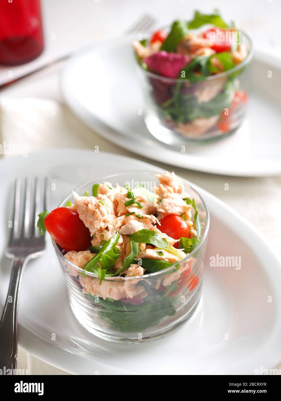 Frischer gemischter Salat mit Kirschtomaten aus Pachino und Lachs aus der Konserve in Olivenöl, Italien, Europa Stockfoto