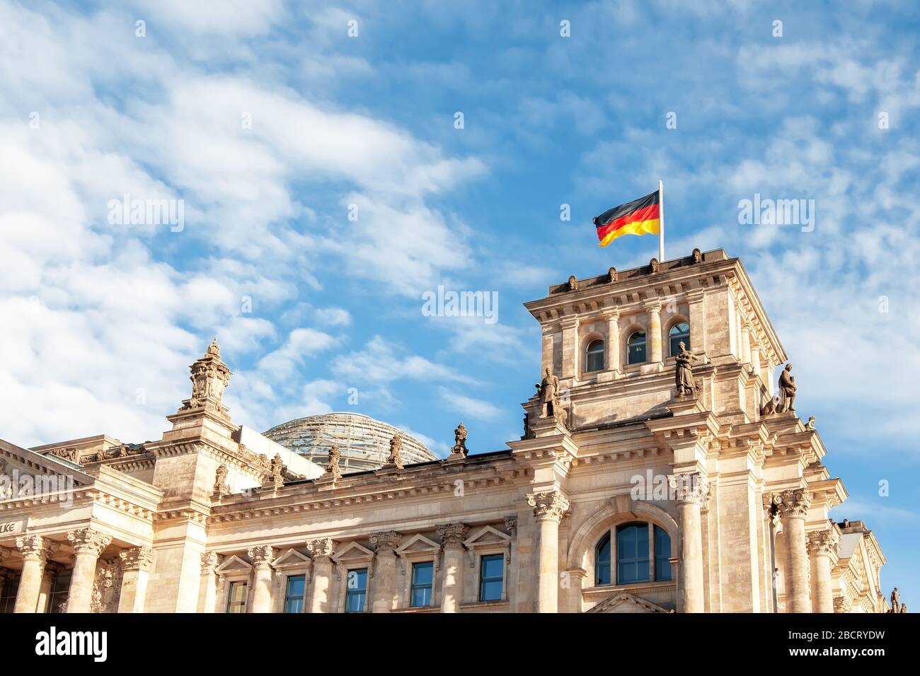 Berlin, Deutschland - 9. Dezember 2019: Blick auf einen oberen Teil des Reichstags-Gebäudes mit deutscher Flagge am Wind Stockfoto