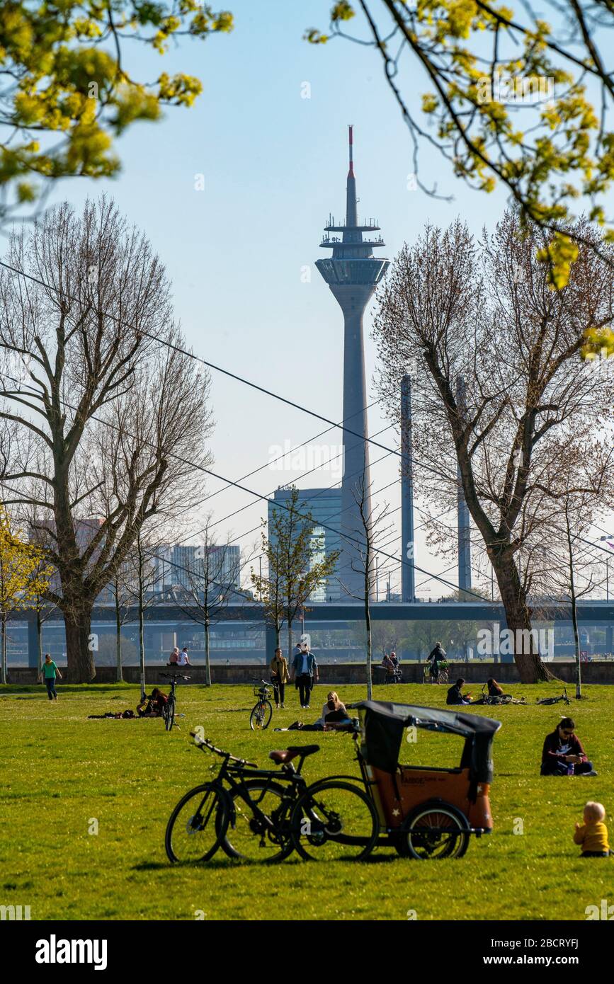 DŸsseldorf am Rhein während der Koronakrise werden die Kontaktverbote, das halten der Distanz, trotz vieler Wanderer in schöner Spr, meist eingehalten Stockfoto