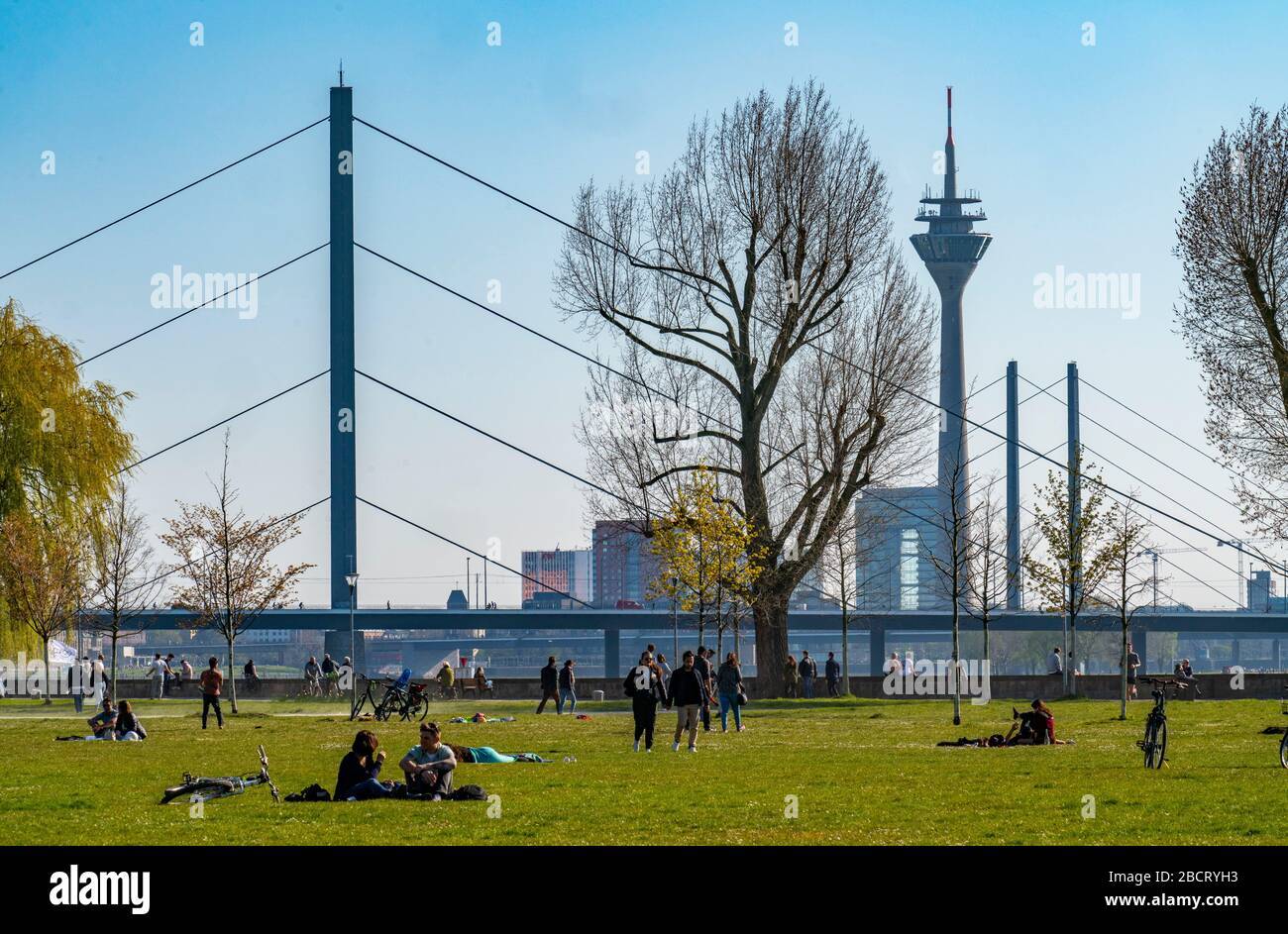 DŸsseldorf am Rhein während der Koronakrise werden die Kontaktverbote, das halten der Distanz, trotz vieler Wanderer in schöner Spr, meist eingehalten Stockfoto