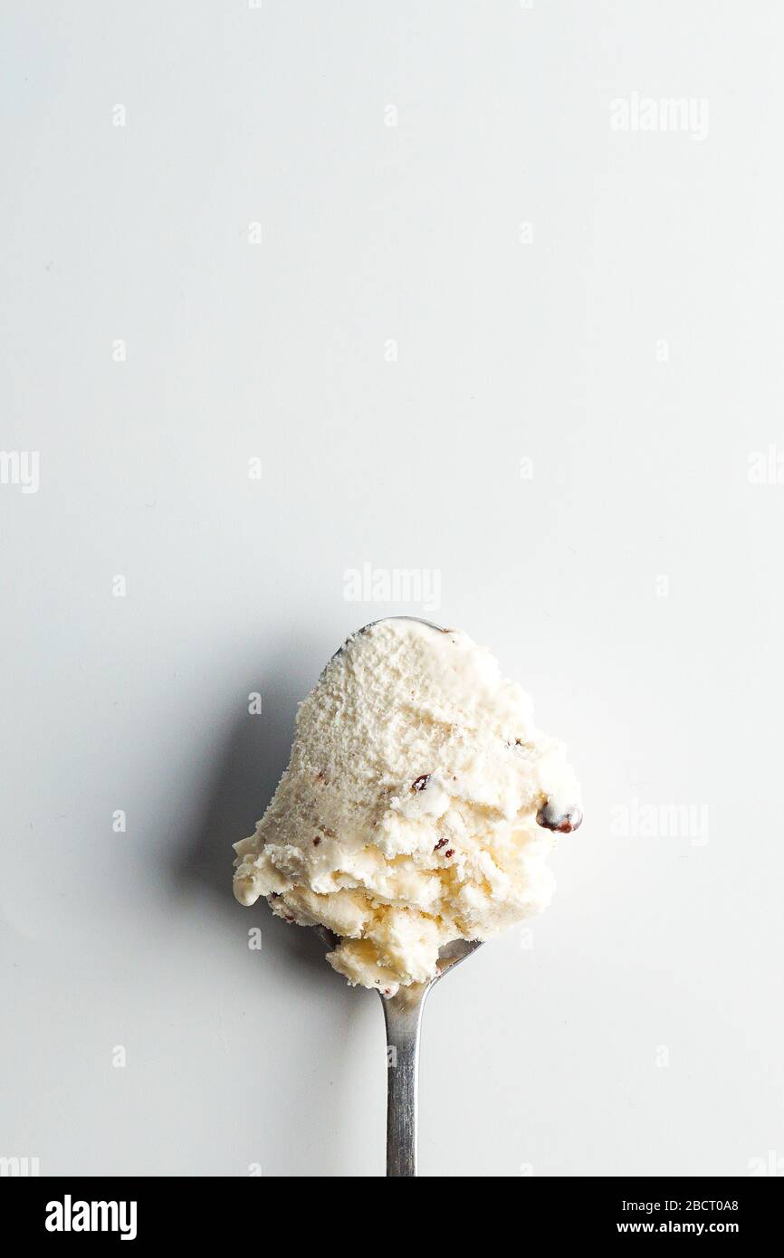 Kokosschokolade-Chip-Eis auf einem Löffel Stockfoto