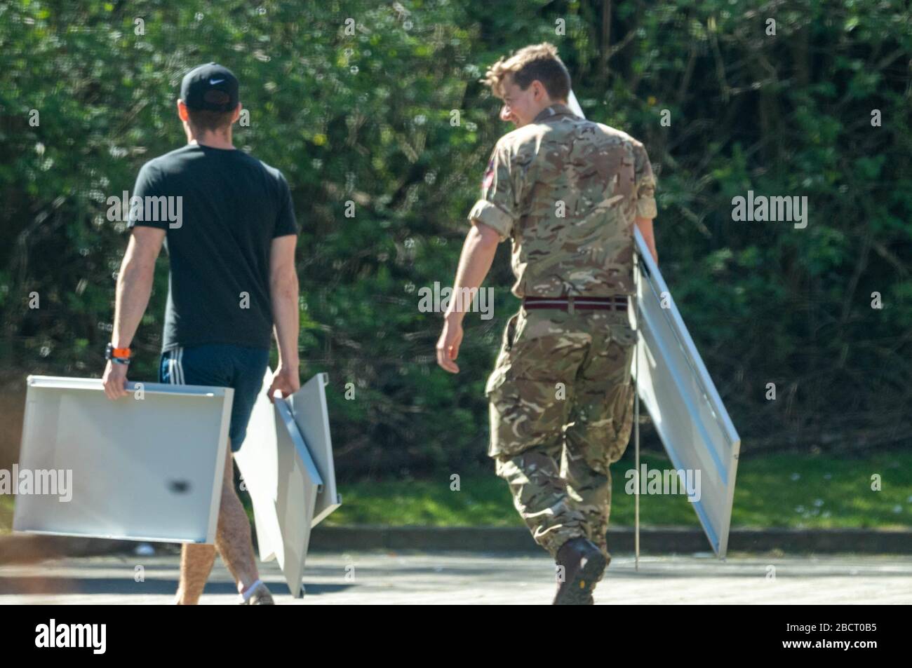 Brentwood, Essex, Großbritannien. April 2020. Am Brentwood Community Hospital werden Arbeiten durchgeführt. Die Armee scheint bei der Arbeit zu helfen. Die NHS-Treuhandverantwortung für das Hospial wurde zur Stellungnahme angegangen. Kredit: Ian Davidson/Alamy Live News Stockfoto