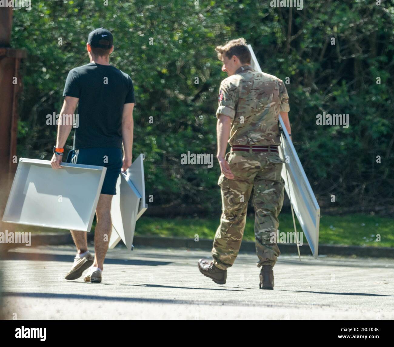 Brentwood, Essex, Großbritannien. April 2020. Am Brentwood Community Hospital werden Arbeiten durchgeführt. Die Armee scheint bei der Arbeit zu helfen. Die NHS-Treuhandverantwortung für das Hospial wurde zur Stellungnahme angegangen. Der Soldat ist 16 nahe Unterstützung med Regiment aus 16 Luftangriffen Colchester Credit: Ian Davidson/Alamy Live News Stockfoto