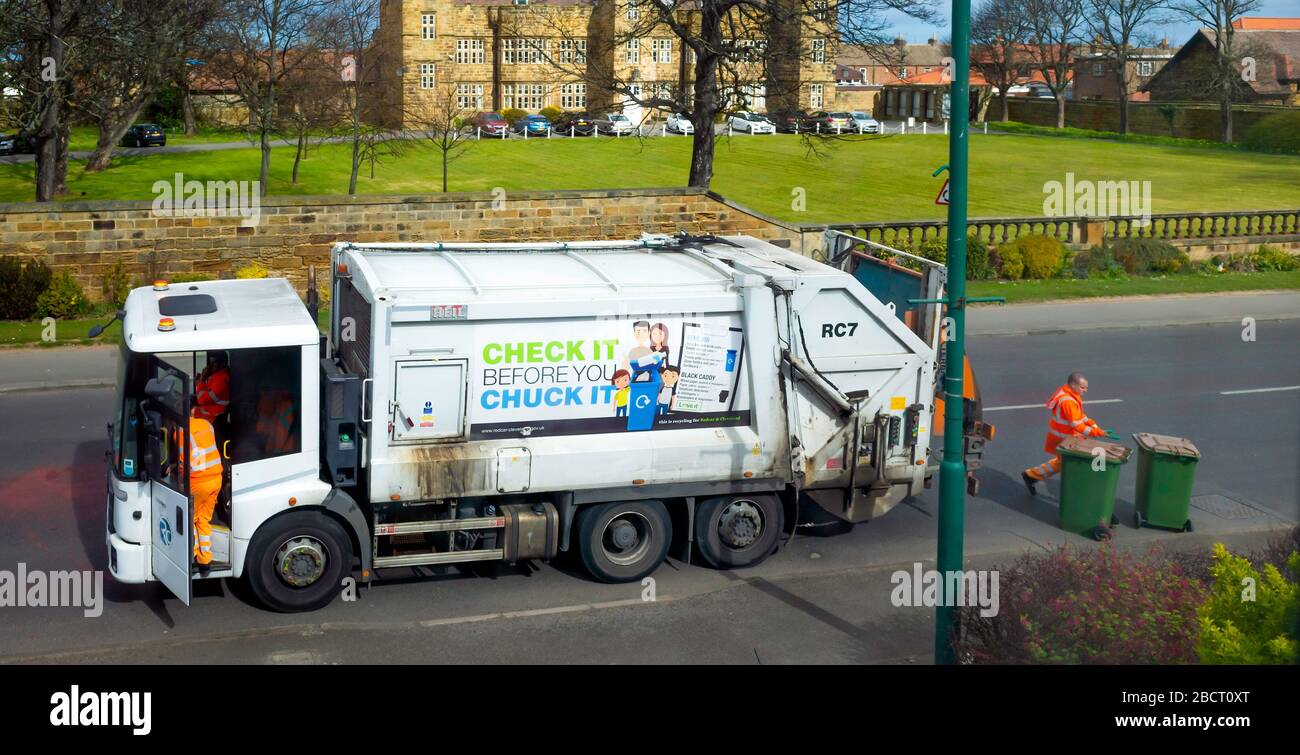 Lokale Behörde vierzehntägig Hausmüllabfuhr von einem Hausgrundstück. Stockfoto