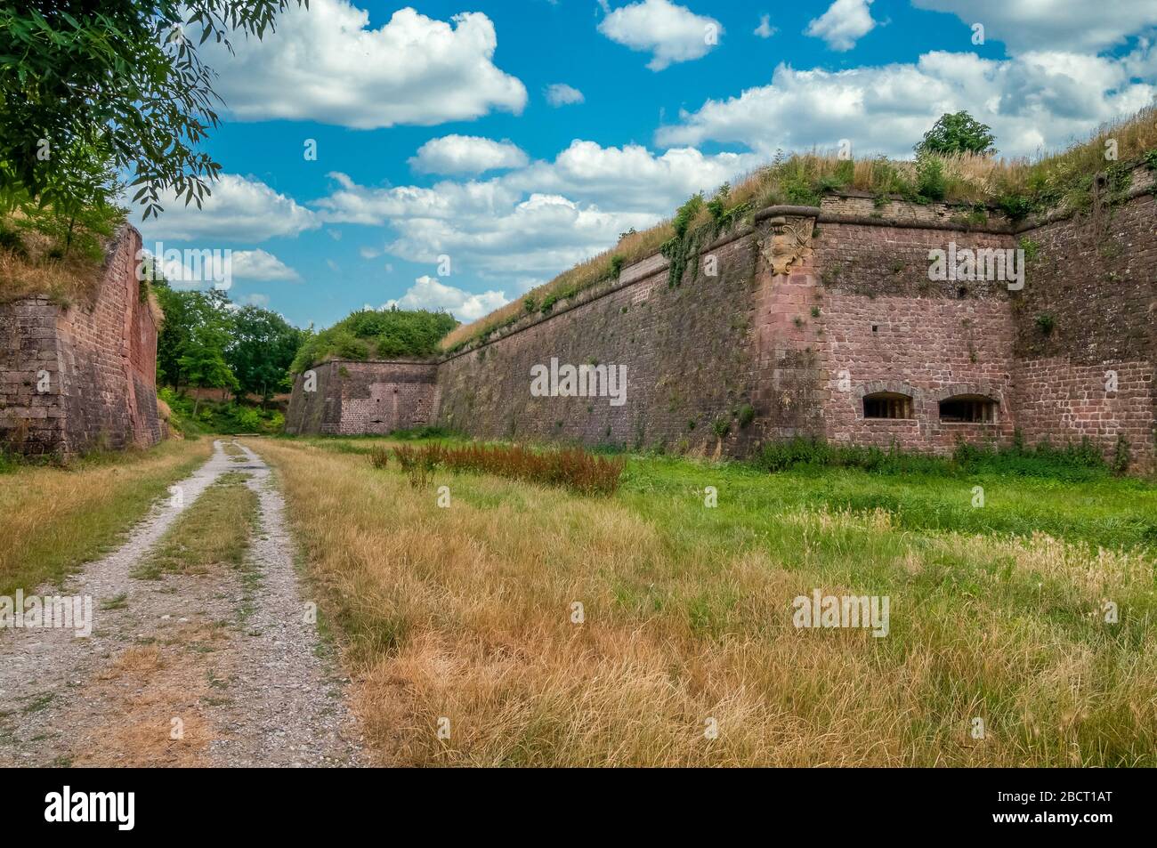 Blick auf die ultimative Sternenfestung von Vauban bei Neuf Brisach Frankreich neben dem Rhein mit großen gemauerten Kanonenbastionen, Versprödungen, Graben Stockfoto