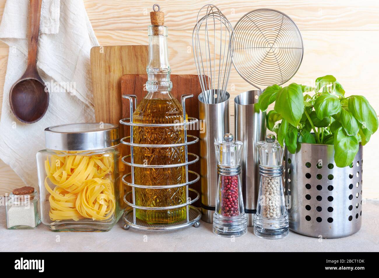 Gläser mit Getreide, Küchenutensilien und Pflanzen. Gesunde Umgebung, gemütliche Küche, nachhaltiges Lifestyle-Konzept. Stockfoto