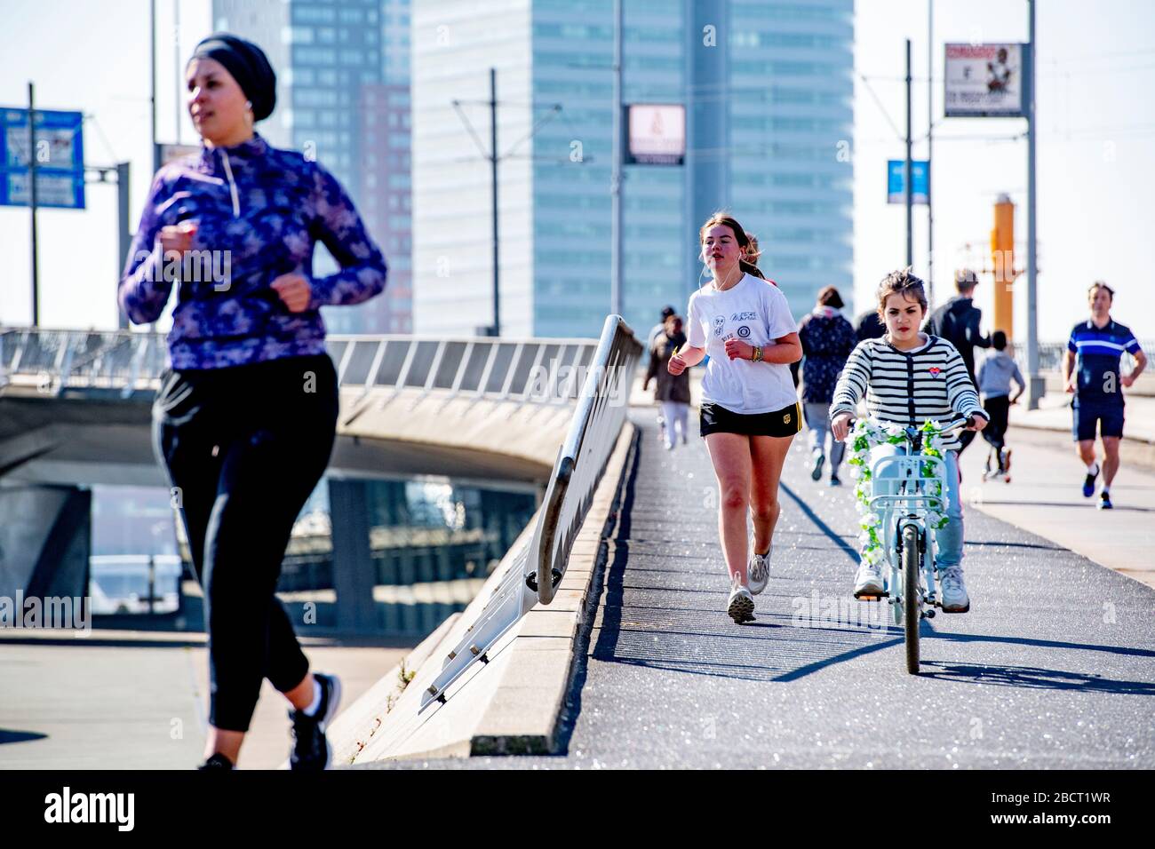 Die Leute joggen auf dem Rotterdam-Marathon-Kurs während der Corona-Viruskrise.der Rotterdam-Marathon wird immer am 5. April durchgeführt, aber für dieses Jahr wurde er wegen der Corona-Viruskrise abgesagt, trotzdem wurden die Fahrer vom Zugang zum Rotterdam-Marathon-Kurs abgehalten. Stockfoto Die Leute joggen auf dem Rotterdam-Marathon-Kurs während der Corona-Viruskrise.der Rotterdam-Marathon wird immer am 5. April durchgeführt, aber für dieses Jahr wurde er wegen der Corona-Viruskrise abgesagt, trotzdem wurden die Fahrer vom Zugang zum Rotterdam-Marathon-Kurs abgehalten. Stockfoto