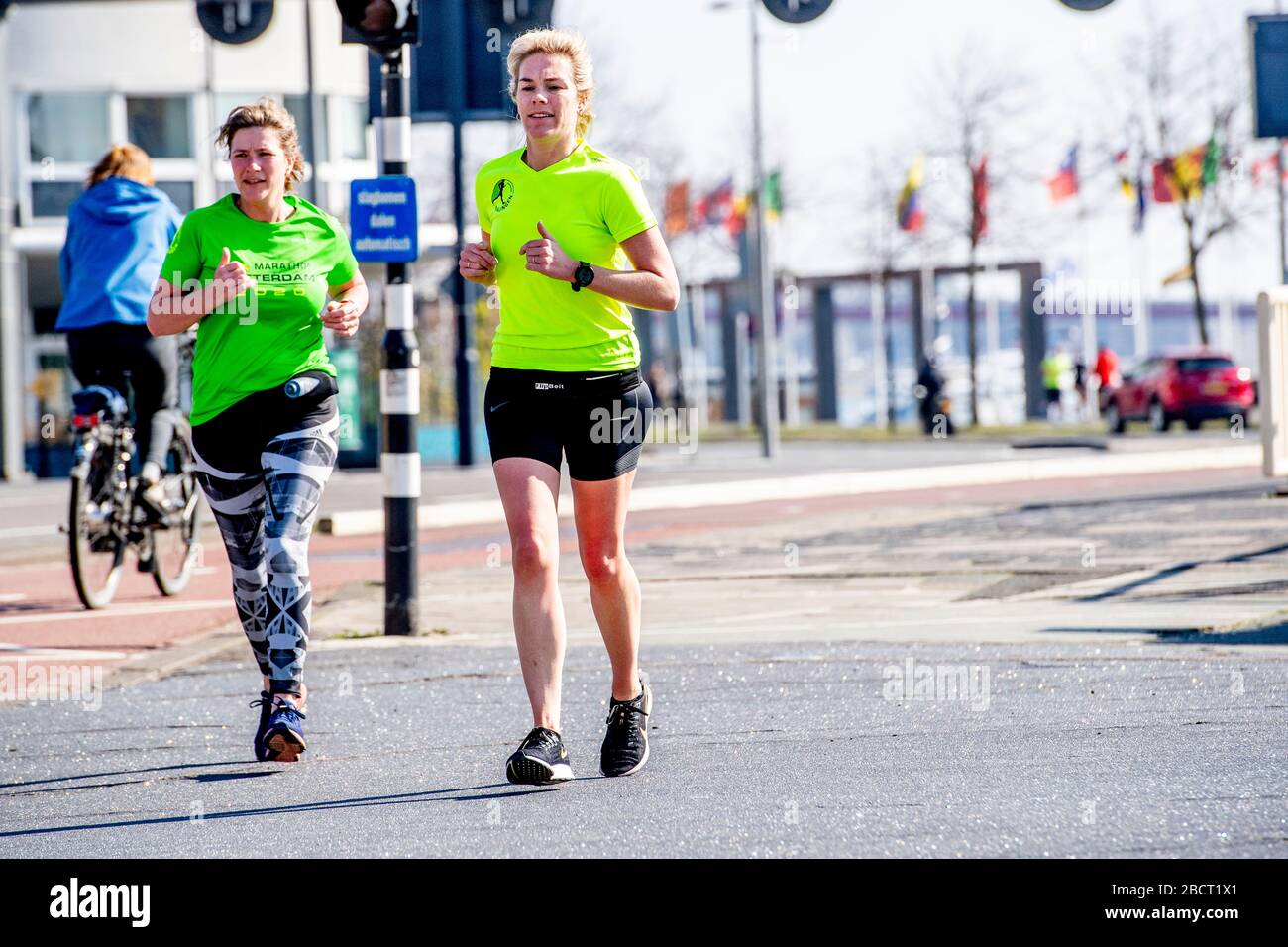 Die Leute joggen auf dem Rotterdam-Marathon-Kurs während der Corona-Viruskrise.der Rotterdam-Marathon wird immer am 5. April durchgeführt, aber für dieses Jahr wurde er wegen der Corona-Viruskrise abgesagt, trotzdem wurden die Fahrer vom Zugang zum Rotterdam-Marathon-Kurs abgehalten. Stockfoto Die Leute joggen auf dem Rotterdam-Marathon-Kurs während der Corona-Viruskrise.der Rotterdam-Marathon wird immer am 5. April durchgeführt, aber für dieses Jahr wurde er wegen der Corona-Viruskrise abgesagt, trotzdem wurden die Fahrer vom Zugang zum Rotterdam-Marathon-Kurs abgehalten. Stockfoto