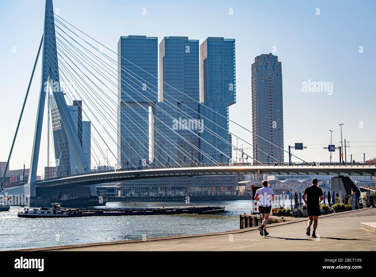 Die Leute joggen auf dem Rotterdam-Marathon-Kurs während der Corona-Viruskrise.der Rotterdam-Marathon wird immer am 5. April durchgeführt, aber für dieses Jahr wurde er wegen der Corona-Viruskrise abgesagt, trotzdem wurden die Fahrer vom Zugang zum Rotterdam-Marathon-Kurs abgehalten. Stockfoto Die Leute joggen auf dem Rotterdam-Marathon-Kurs während der Corona-Viruskrise.der Rotterdam-Marathon wird immer am 5. April durchgeführt, aber für dieses Jahr wurde er wegen der Corona-Viruskrise abgesagt, trotzdem wurden die Fahrer vom Zugang zum Rotterdam-Marathon-Kurs abgehalten. Stockfoto