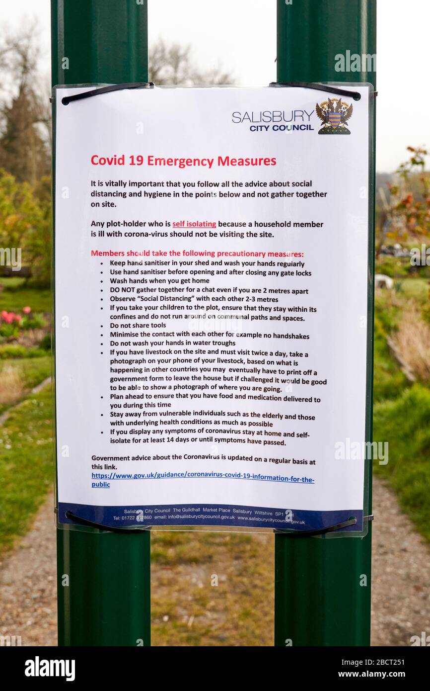 Covid 19 Plakat mit Notfallmaßnahmen am Eingang zu den örtlichen Kleingärten der britischen Behörden Stockfoto