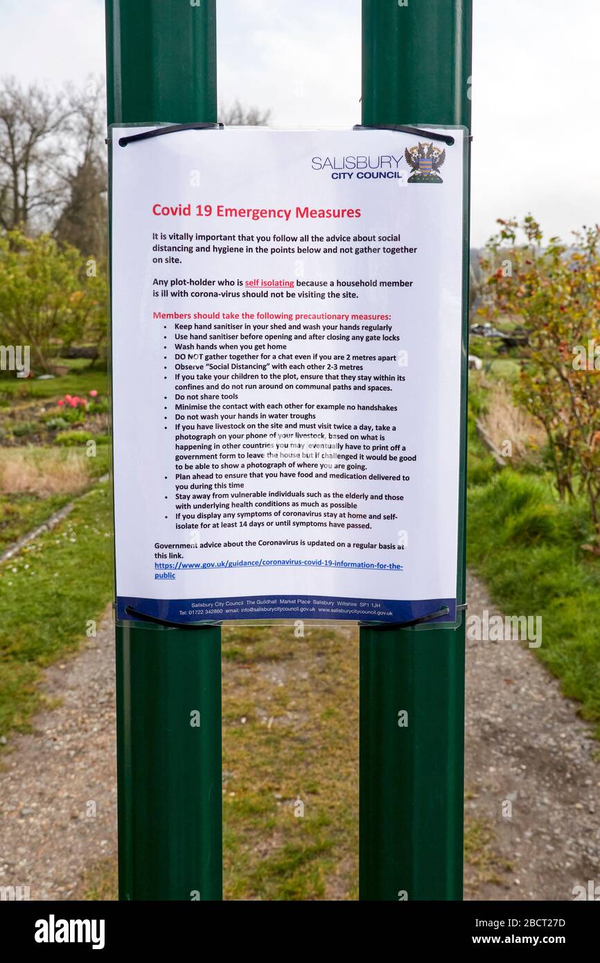 Covid 19 Plakat mit Notfallmaßnahmen am Eingang zu den örtlichen Kleingärten der britischen Behörden Stockfoto