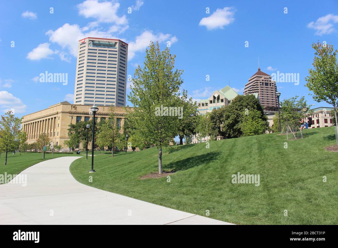 Brückenstruktur, Scioto River District Gerichtsgebäude, Supreme Court House Skyline, Genua Park Spaziergang Weg grüne Landschaft an einem sonnigen Tag in der Innenstadt Col Stockfoto