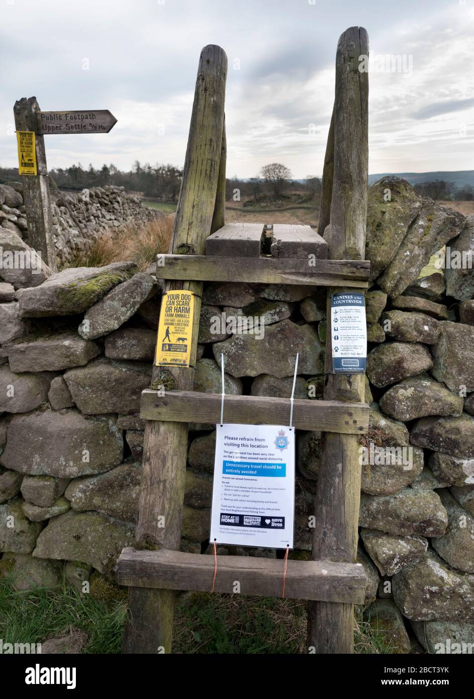 Settle, North Yorkshire, Großbritannien. April 2020. Coronavirus "shutdown". Die Polizei von North Yorkshire bemerkt auf dem öffentlichen Fußweg Kontaktstiege, Yorkshire Dales National Park in der Nähe von Settle. Das Schild sagt: "Reisen Sie nicht zu lokalen Schönheitsstellen, um Sport zu treiben, machen Sie es von zu Hause aus". Andere Zeichen sind die üblichen Warnungen vor Hunden auf Leads. Kredit: John Bentley/Alamy Live News Stockfoto