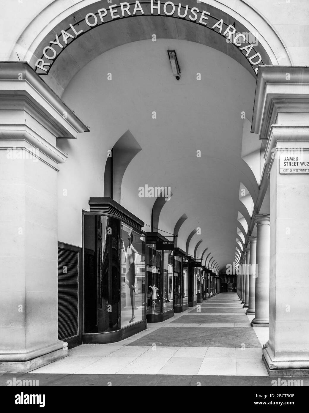 Eine verlassene Arkade des Covent Garden Royal Opera House während des London Lockdown in Schwarzweiß. Stockfoto