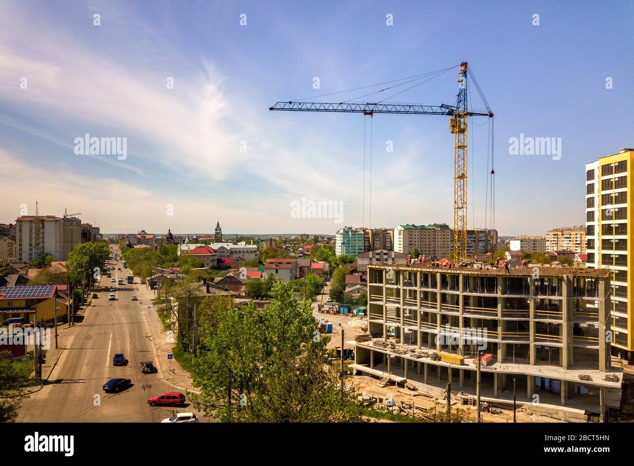 Wohnung oder Büro, hohes Gebäude im Bau. Die Bauherren und Turmdrehkrane am strahlend blauen Himmel Kopie Raum Hintergrund. Stockfoto