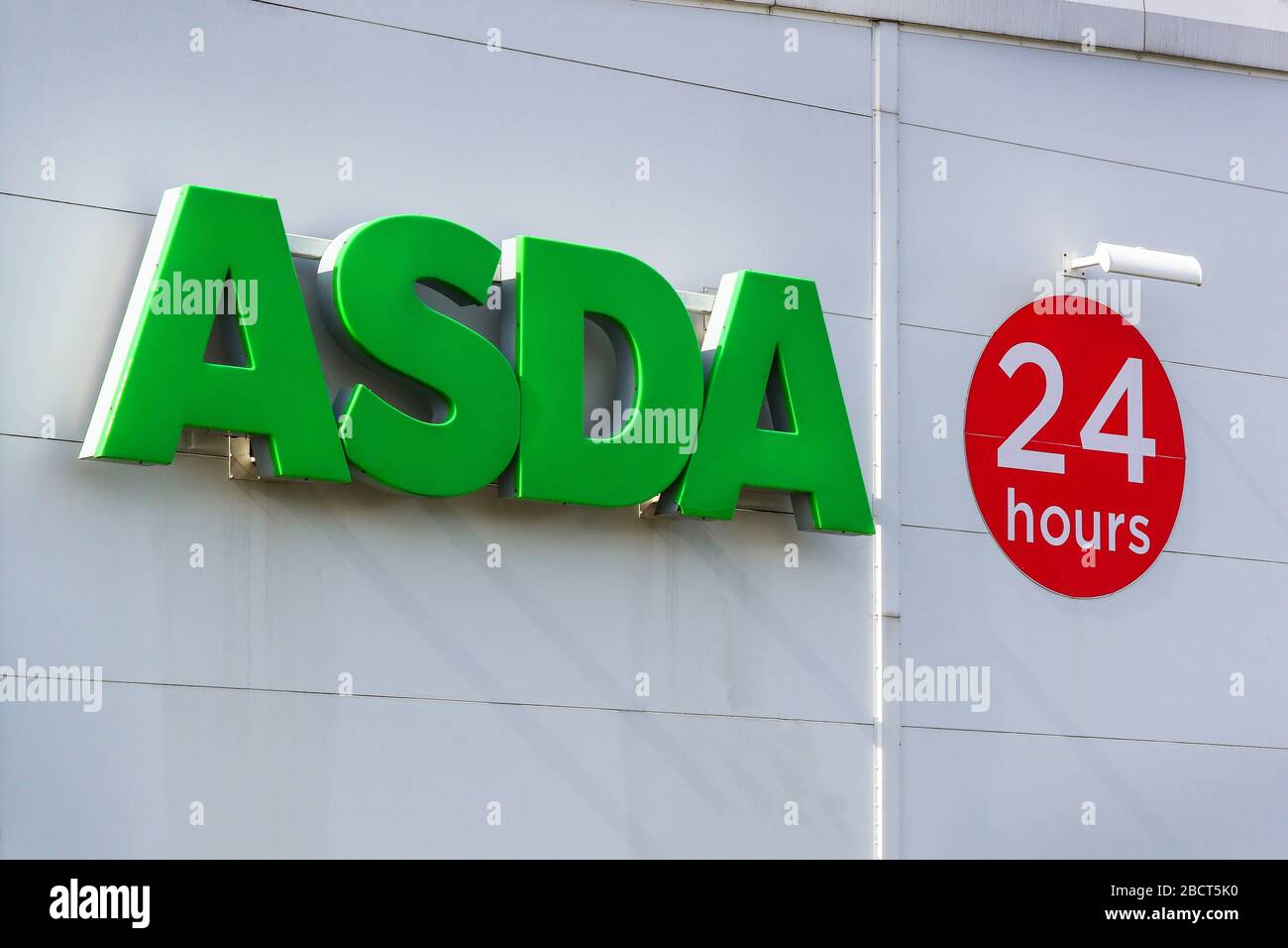 Asda Supermarktlogo mit Schild für 24 Stunden Öffnungszeiten, Prestwick, Großbritannien Stockfoto