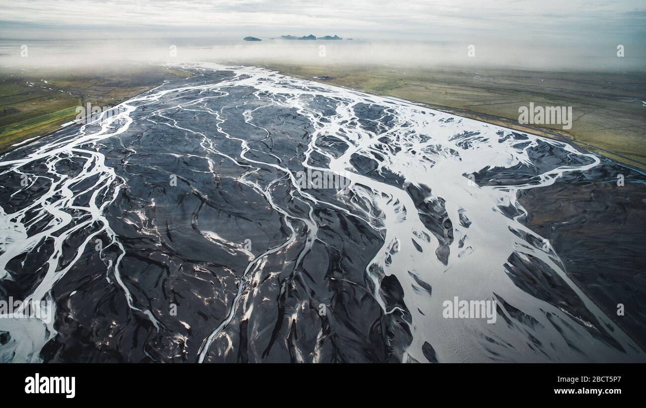Drohnenperspektive des Gletscherflusses in Island auf dem Weg nach Thórsmork, Hochland. Stockfoto