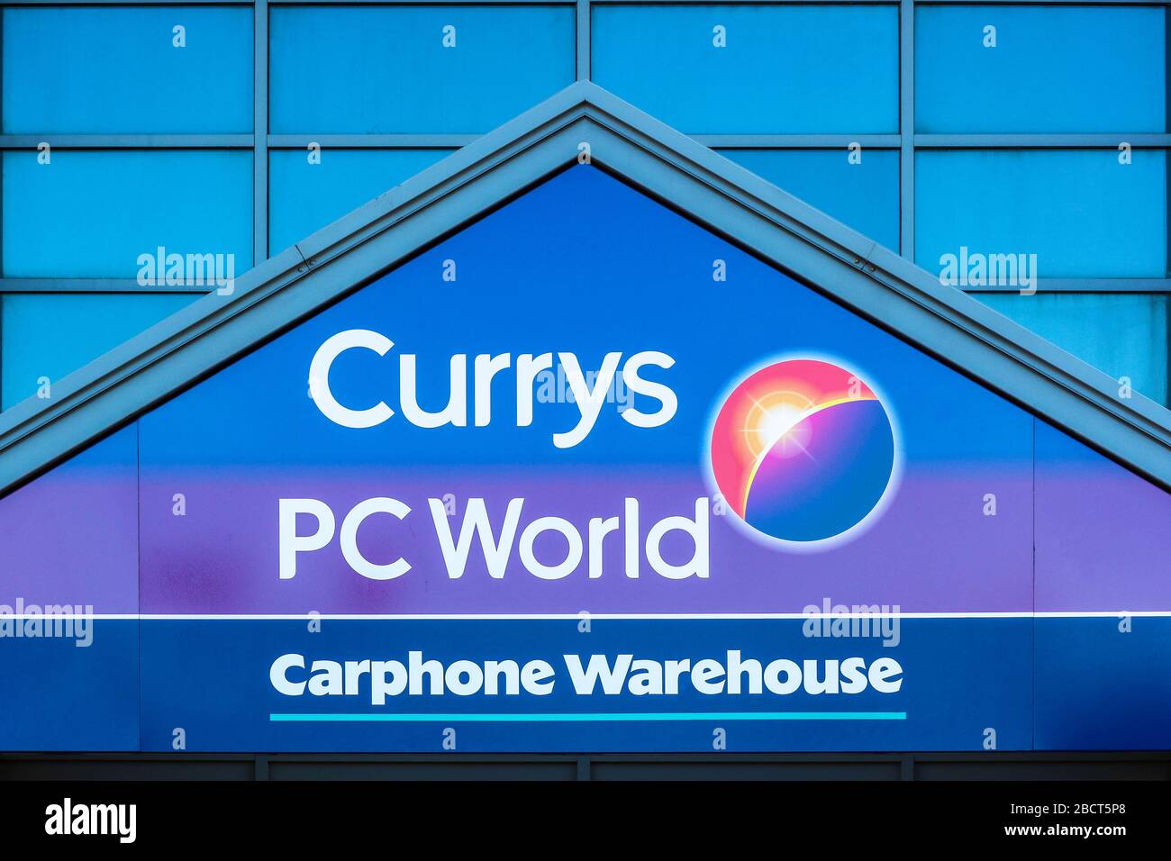 Hinweisschild für das Overhead-Logo vor einem Geschäft für Currys PC World und Carphone Warehouse, Irvine, Großbritannien Stockfoto