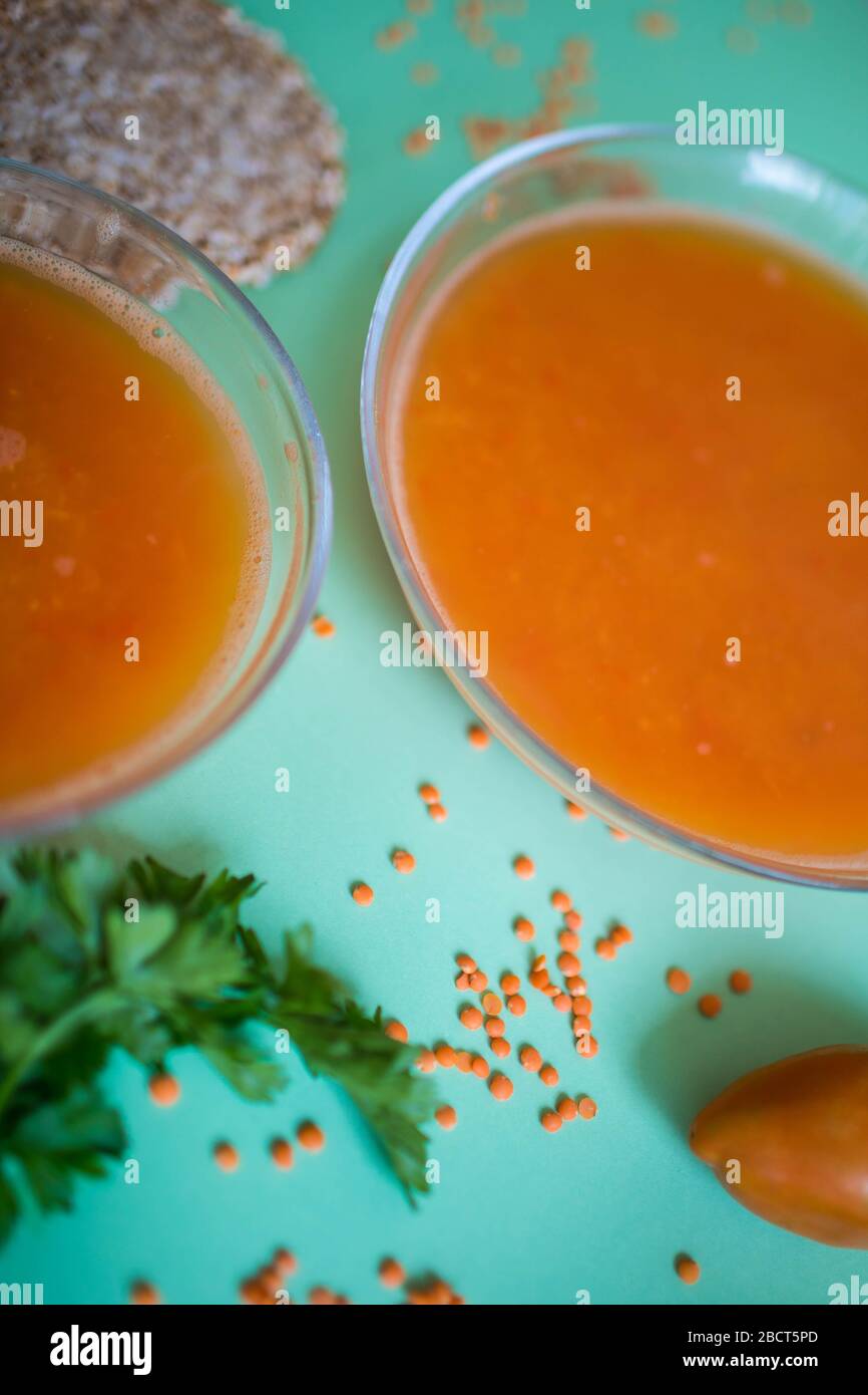 Pikante rote Linsensuppe in einem Kupfertopf auf einem Holztisch, Nahaufnahme Stockfoto