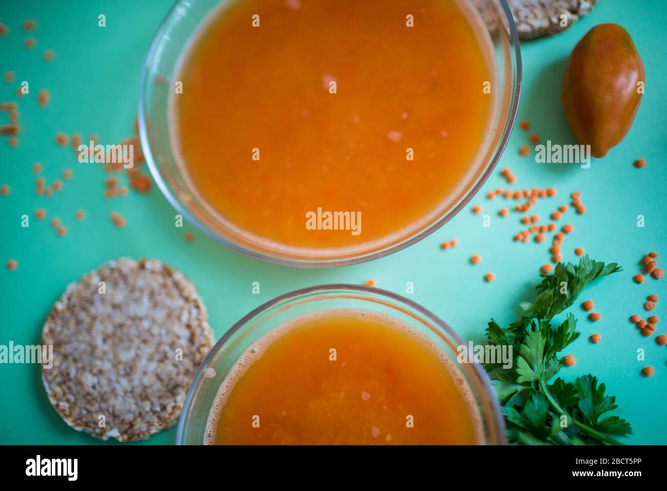 Pikante rote Linsensuppe in einem Kupfertopf auf einem Holztisch, Nahaufnahme Stockfoto