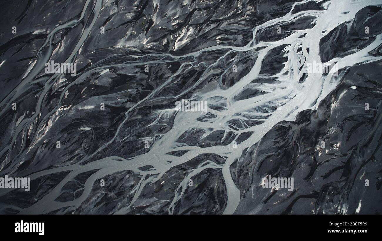 Luftaufnahme des Gletscherflusses in Island auf dem Weg nach Thórsmork, Hochland. Stockfoto