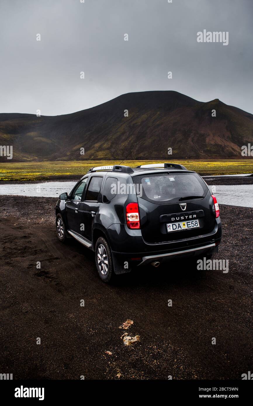 Highlands of Iceland - 07.08.2019: Jeep mit Allradantrieb steht mitten in einem grünen Tal im Hochland von Island auf den Straßen. 4x4 Dacia DUS Stockfoto