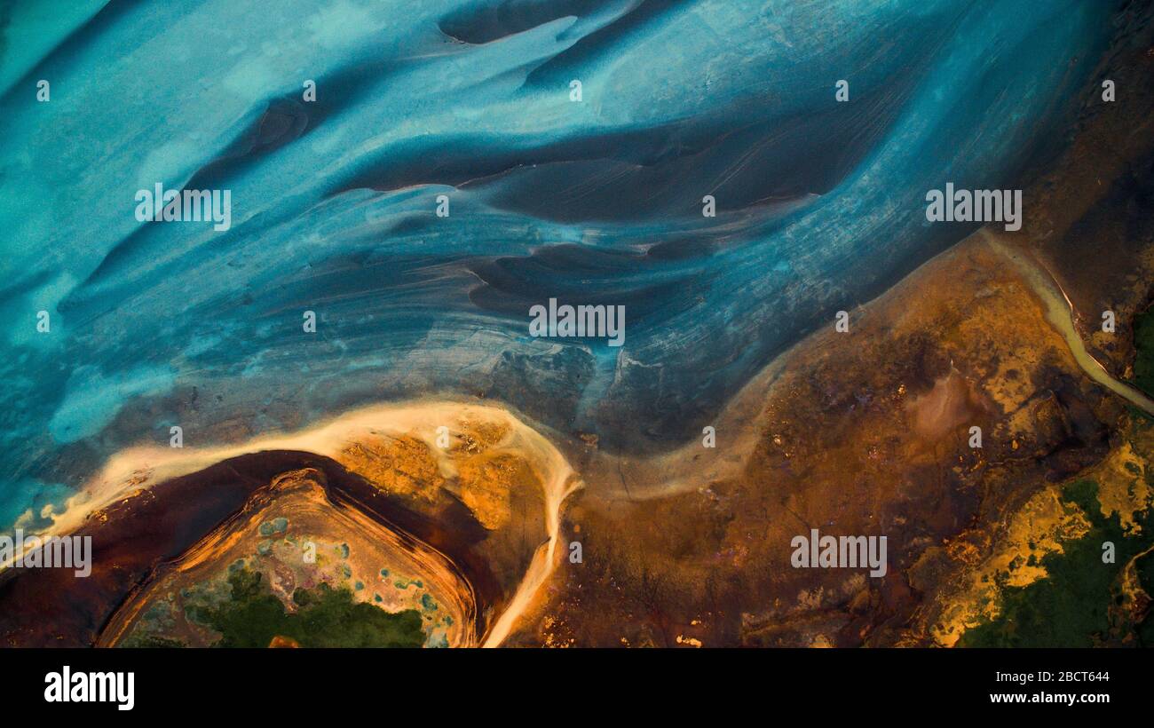 Luftaufnahme von oben auf einem grünen und blauen Gletscherfluss in Südisland. Schöne Muster, Texturen und Strukturen. Schmelzender Gletscher, Glob Stockfoto