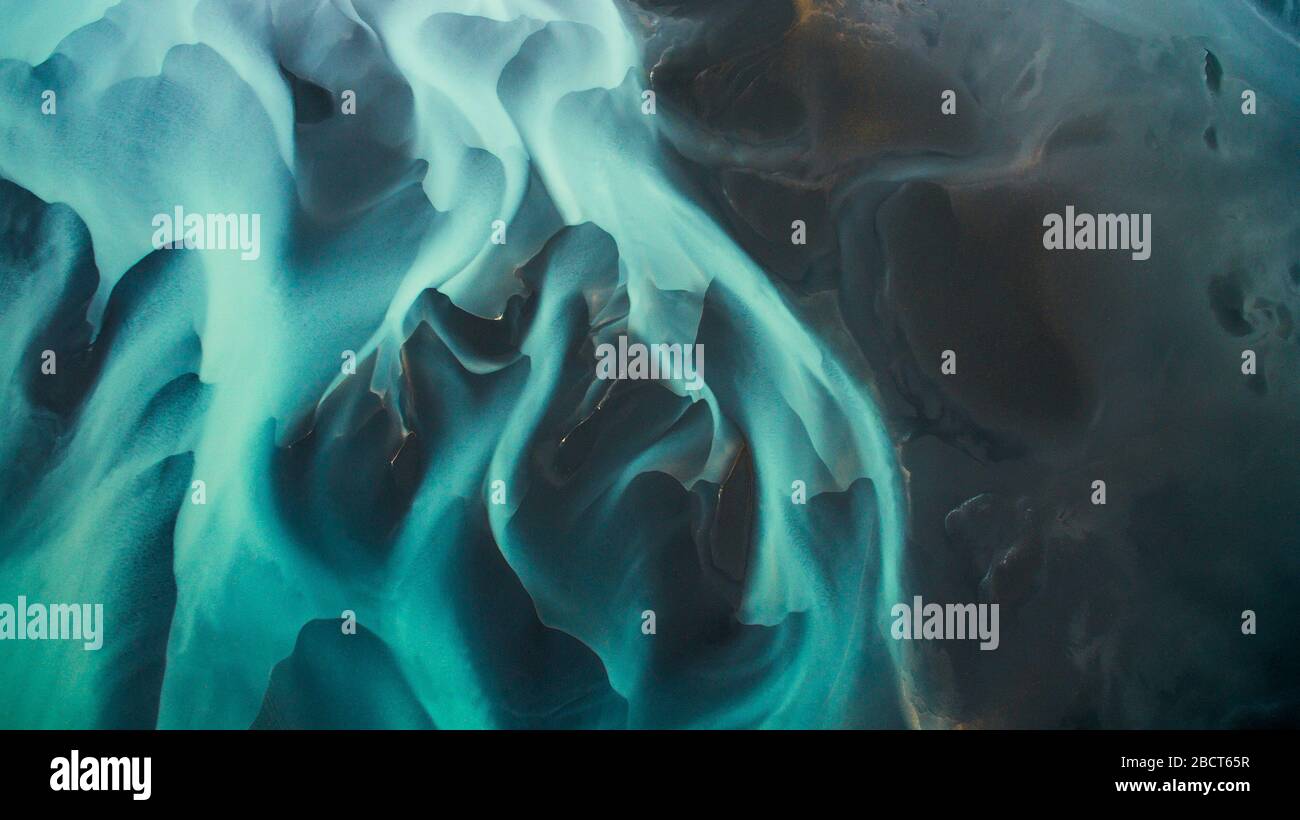 Blauer Gletscherfluss in Island aus der Luft Stockfoto