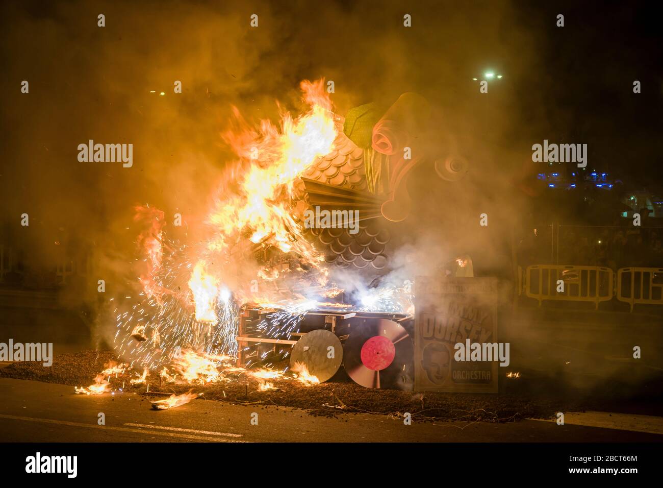 Eine große bunte Statue eines Fisches, die Hauptattraktion der Beerdigung Prozession Begräbnis der Sardine, während der endgültigen Verbrennung Stockfoto