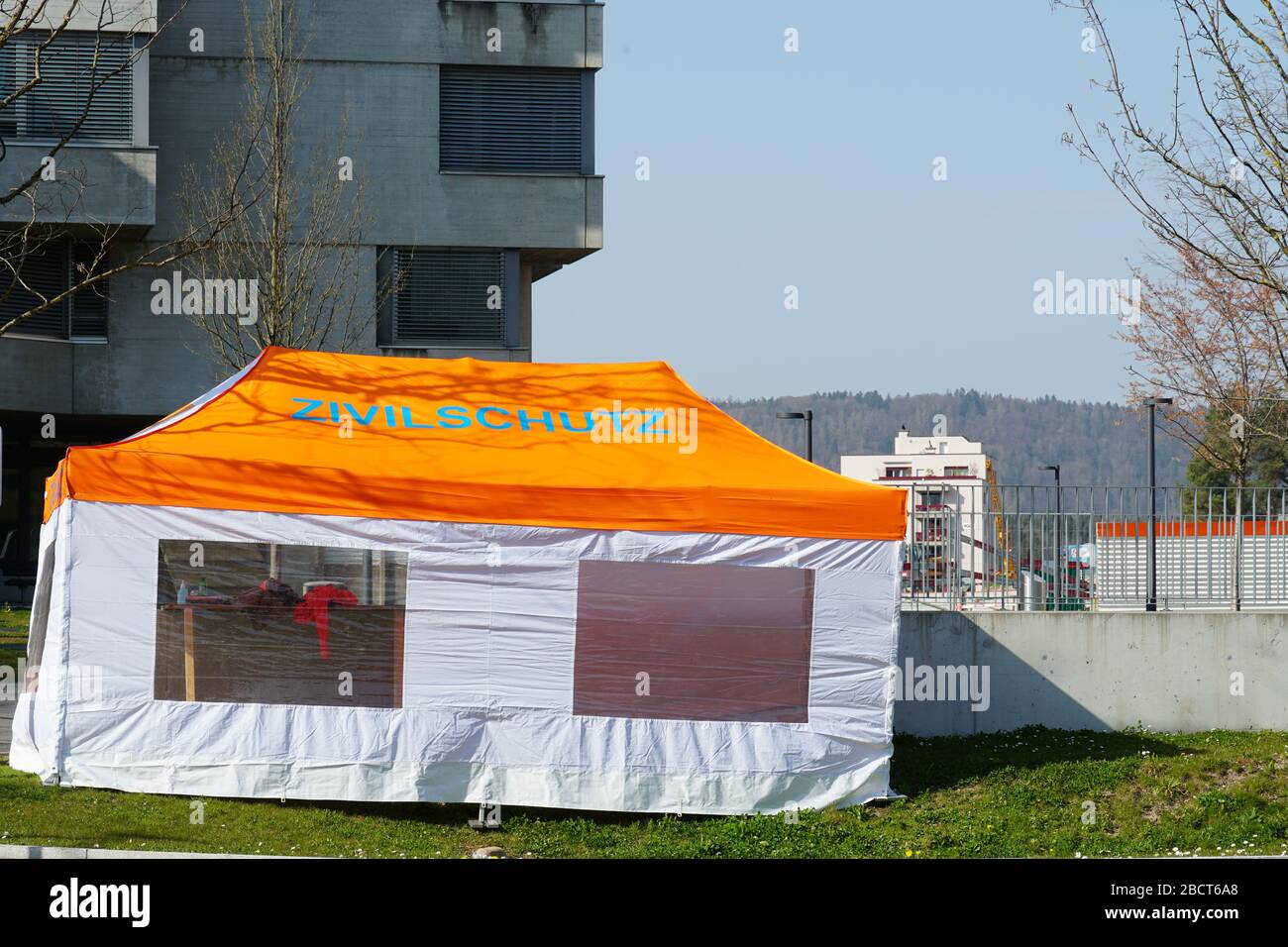 Urdorf, Schweiz - 04 04 2020 Zivilschutz zur Zeit des Coronavirus, Coronakrise, COVID-19. Das Zelt vor einem Krankenhaus zu informieren Stockfoto