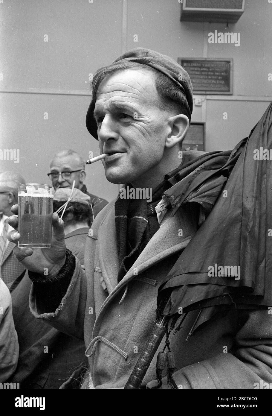 Mann mit Zigarette im Mund bei Rotary Club Tramps Abendmahl 1967 Stockfoto