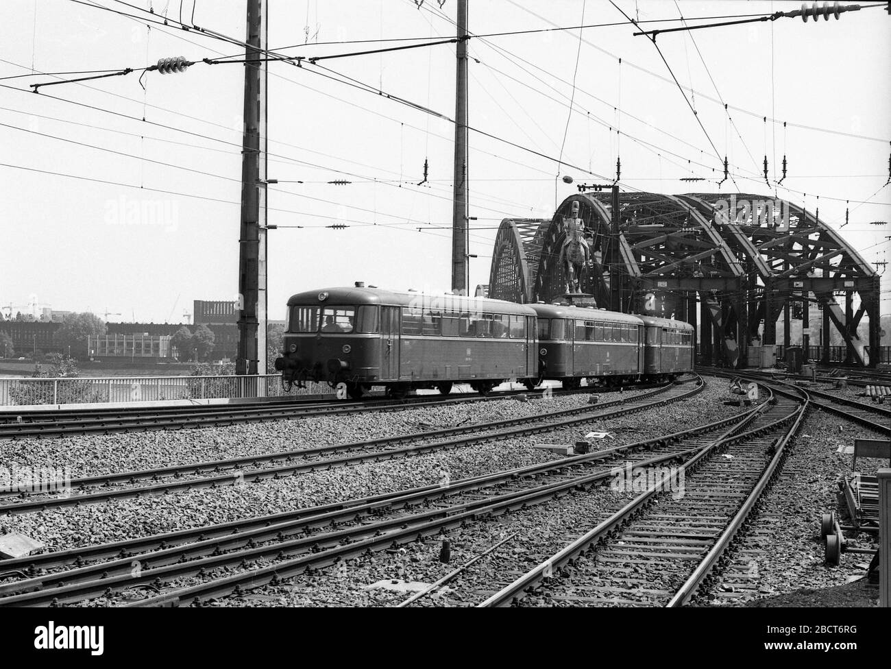 Bahn verlässt den Kölner Bahnhof in Deutschland 1975 mit Elektrolokomotiven Stockfoto