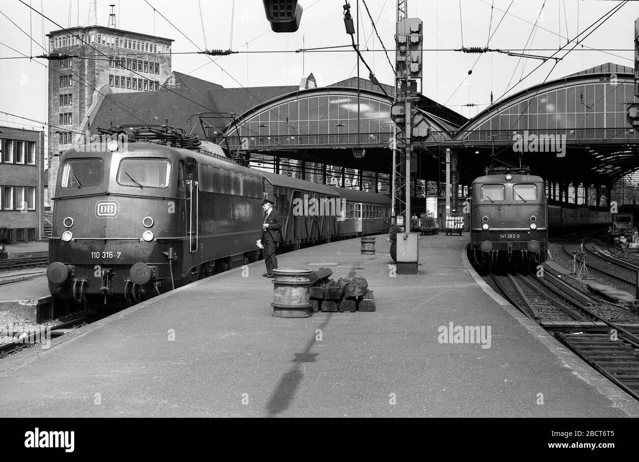 Bahnhof Aachen in Deutschland 1975 mit Elektrolokomotiven Stockfoto