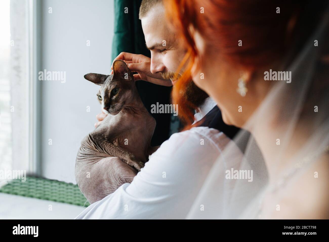 Neue Familie. Ehemann, Frau und ihre haarlose sphynx-katze Stockfoto