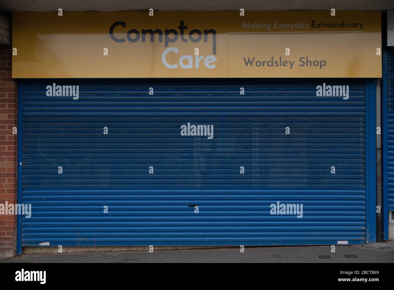 Compton Care Charity Shop mit geschlossenen Fensterläden aufgrund der Coronavirus Covid 19-Pandemie. April 2020. GROSSBRITANNIEN Stockfoto