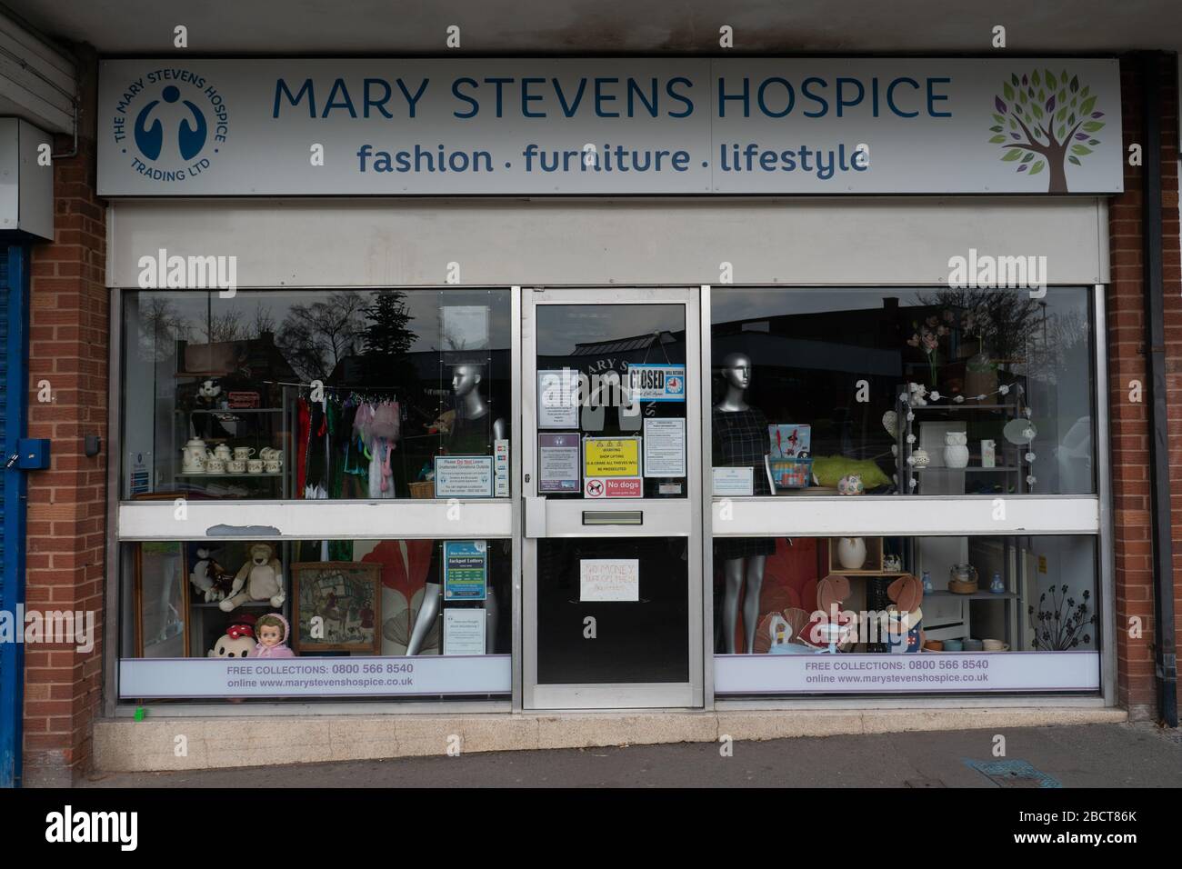Mary Stevens Hospice Charity Shop, geschlossen wegen Coronavirus, Covid 19, Pandemie, April 2020. West Midlands. GROSSBRITANNIEN. Stockfoto