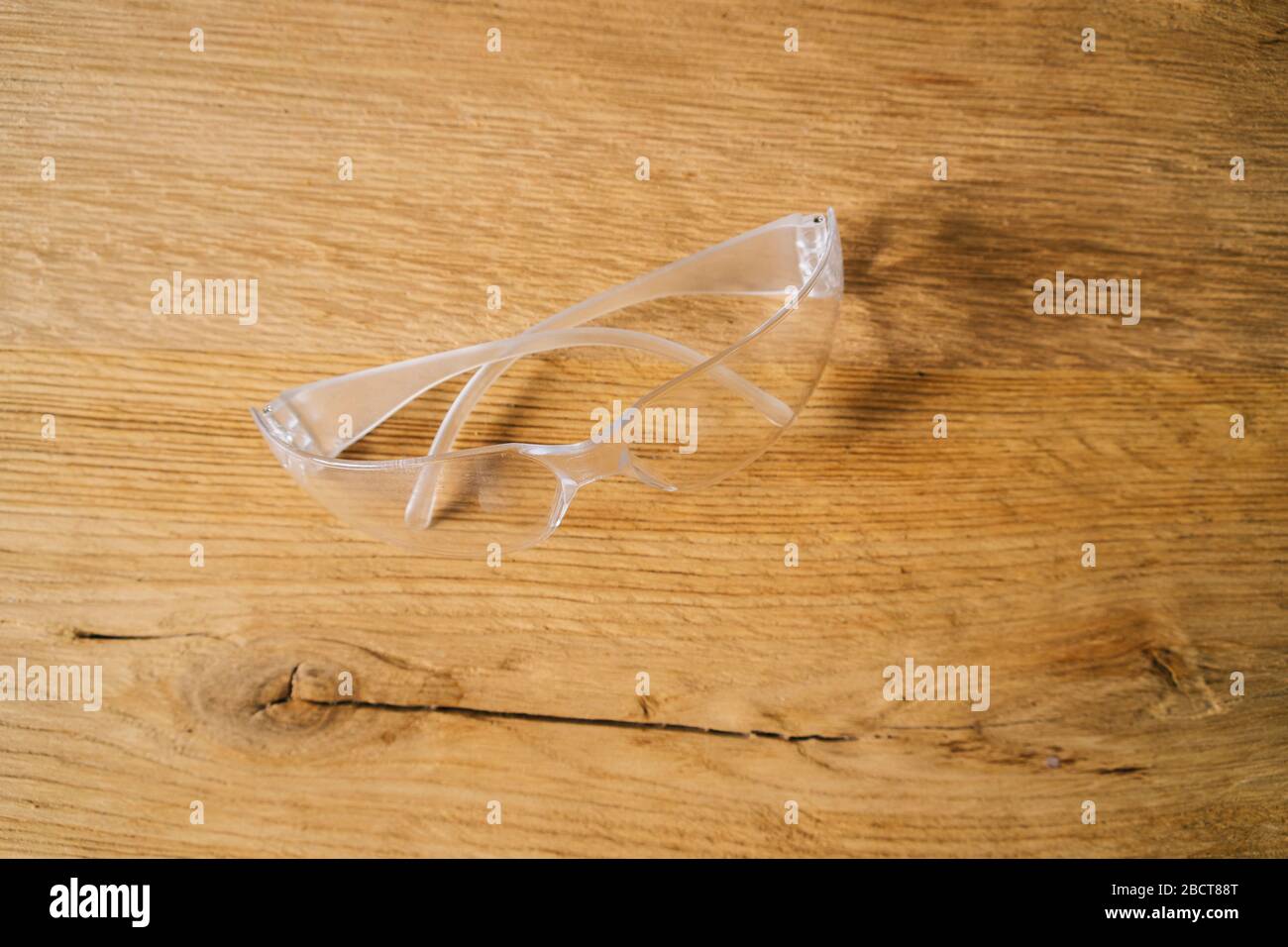 Schutzbrille auf Holzgrund Stockfoto
