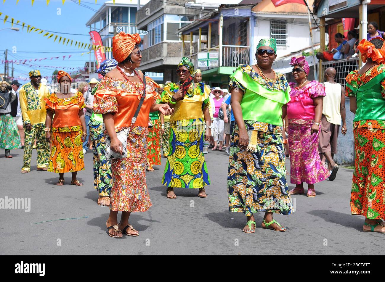 Eine Gruppe älterer Frauen in bunten Kostümen nimmt an einem Karneval Teil. Stockfoto