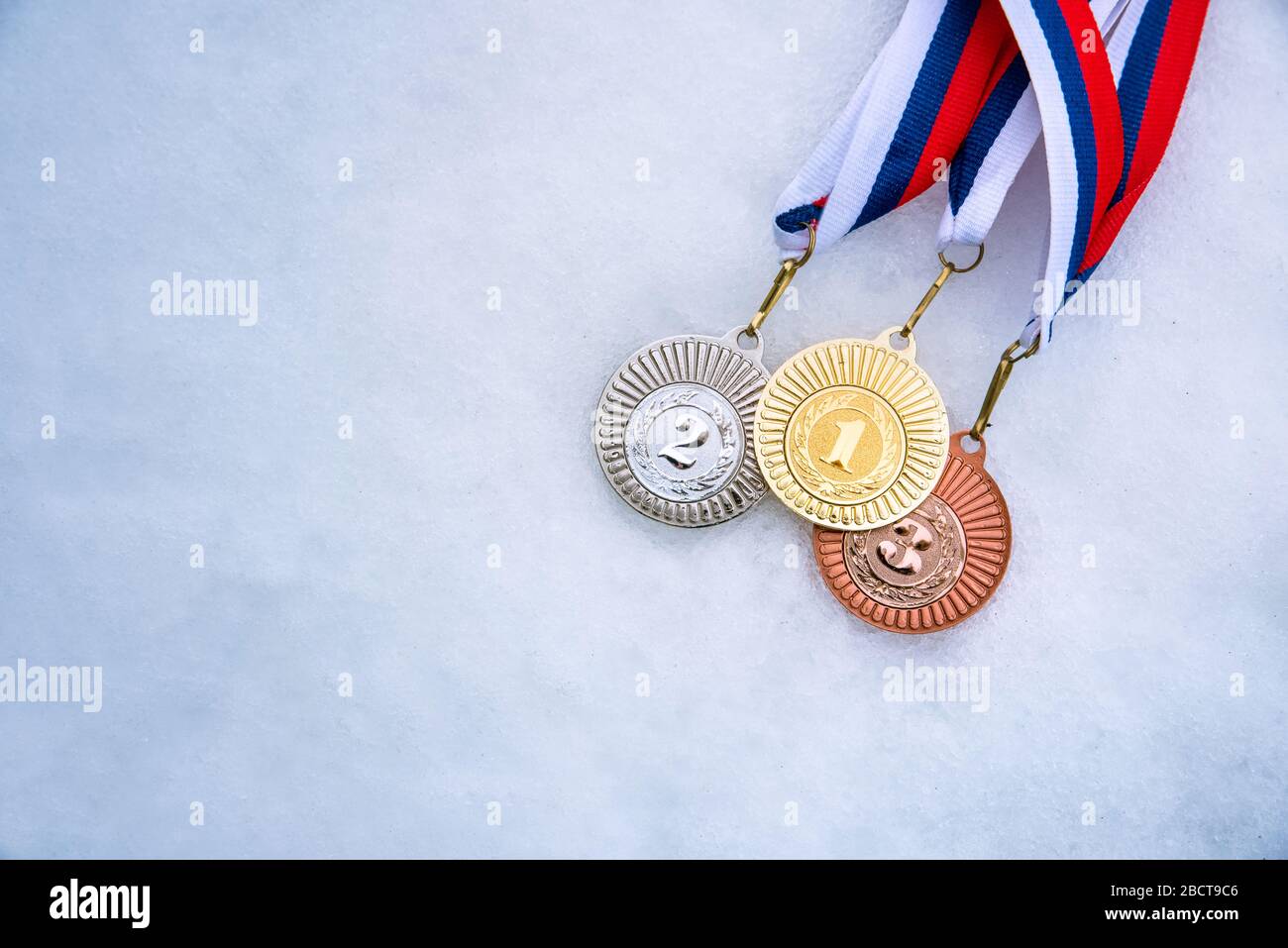 Gold Silber- und Bronzemedaille, weißer Schneehintergrund. Wintersport-Trophäe für Ski, Hockey, nordic Ski. Bild für das Winterspiel in pyeongchang 2018 Stockfoto