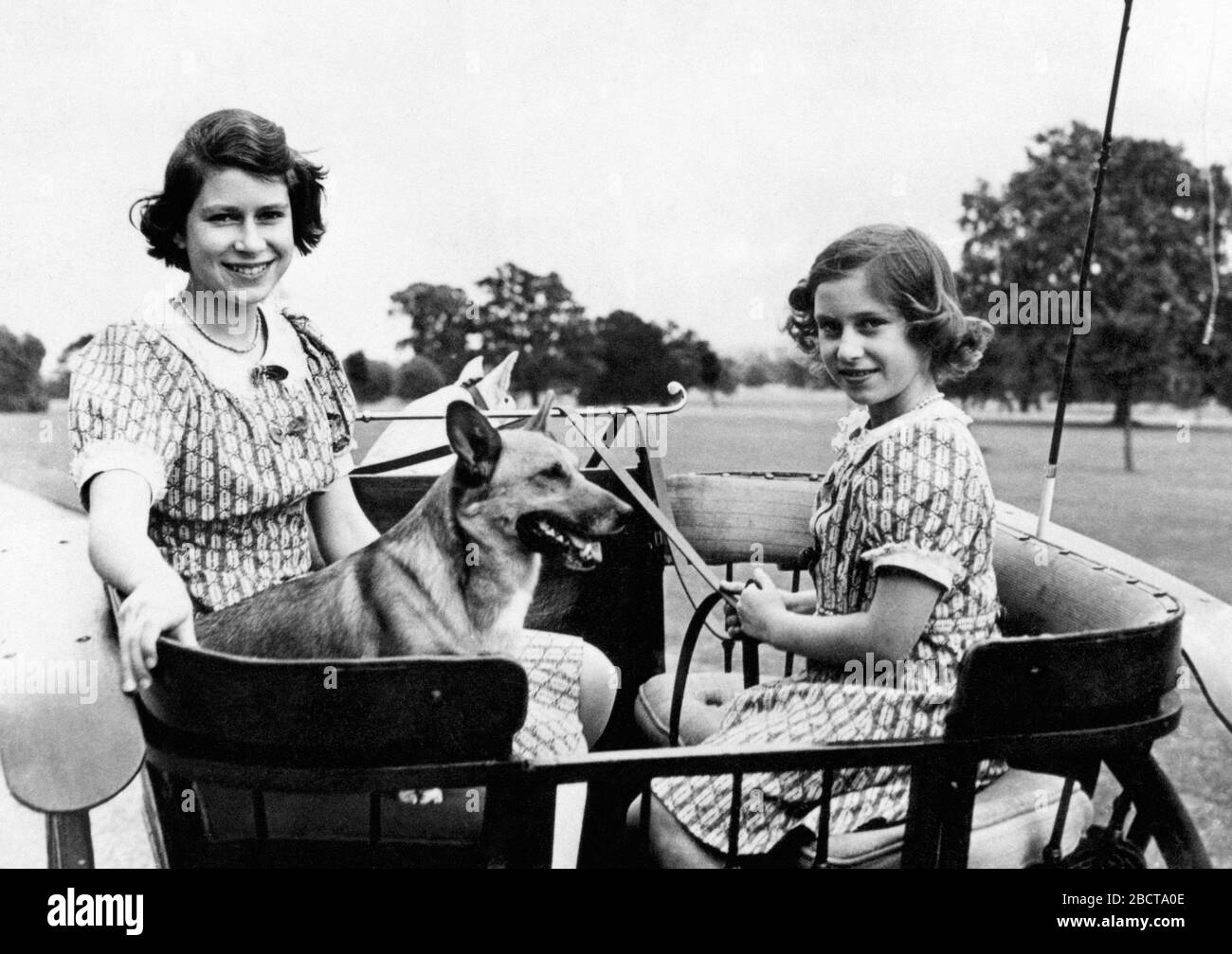 Aktenfoto vom 01.01.1941 von Prinzessin Elizabeth und Prinzessin Margaret im Garten ihres Kriegsheimsitzes während des zweiten Weltkriegs. Königin Elizabeth II. Gab der Nation während des Ausbruchs des Coronavirus eine Fernsehnachricht. Stockfoto