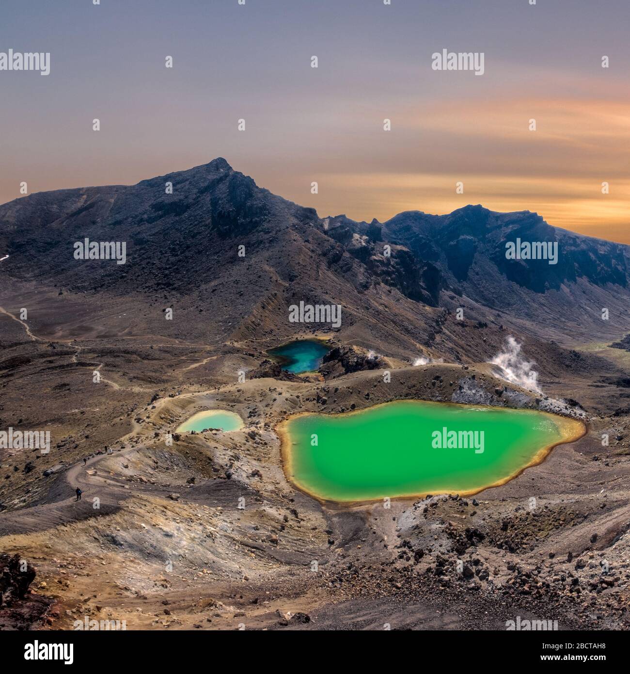 Sonnenaufgang am smaragdgrünen Seen an der beliebten Tongariro Alpine Crossing Wanderung in Neuseeland Stockfoto
