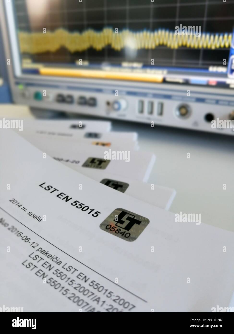 Kaunas, LITAUEN - 5. Juni 2018 - Litauische Norm LST EN 55015 Nahaufnahme vor dem Spektrum-Analysator für elektromagnetische Verträglichkeit Messungen Stockfoto