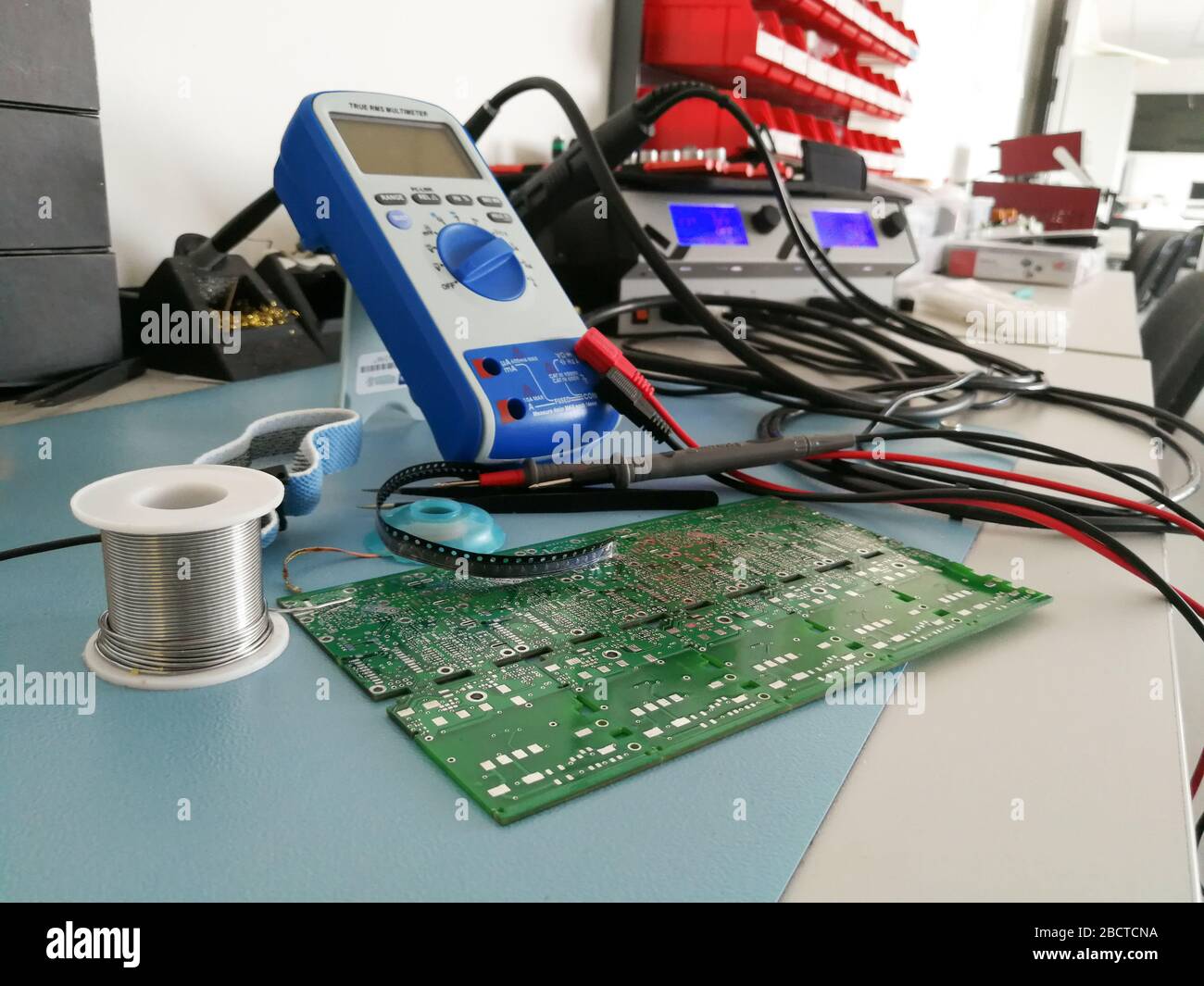 Desktop-Ansicht von Elektronik Design und Entwicklung Workshop mit verschiedenen Werkzeugen Stockfoto