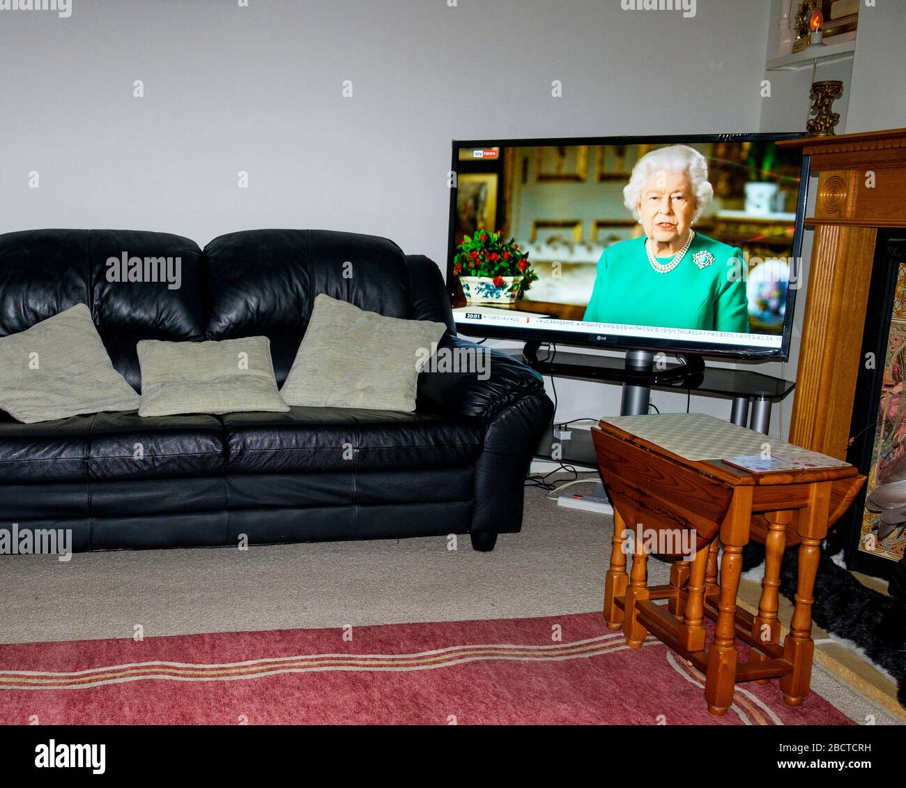 Chippenham, Wiltshire, Großbritannien, 5. April 2020. Die Königin wird mit einer seltenen Fernsehansprache an die Nation als Reaktion auf die Coronavirus-Pandemie, die die meisten Teile der Welt betrifft, abgebildet. In der Ansprache lobte sie die Nation für ihre "Selbstdisziplin" und "Entschlossenheit". Credit: Lynchpics/Alamy Live News Stockfoto