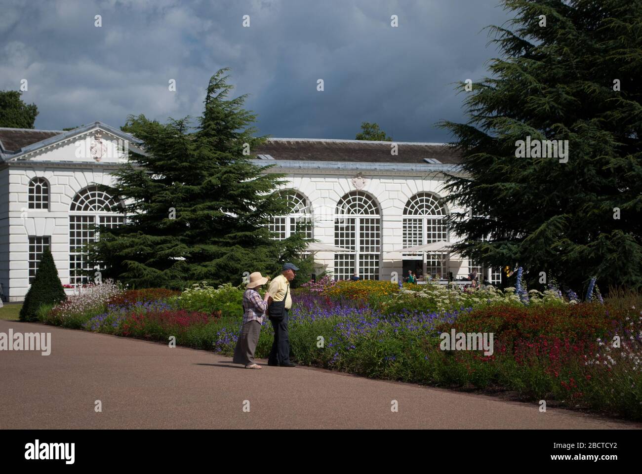 Traditionelle klassische Architektur The Orangery Cafe Restaurant Detail Royal Botanical Gardens Kew Gardens, Richmond, London, TW9 3AE Stockfoto