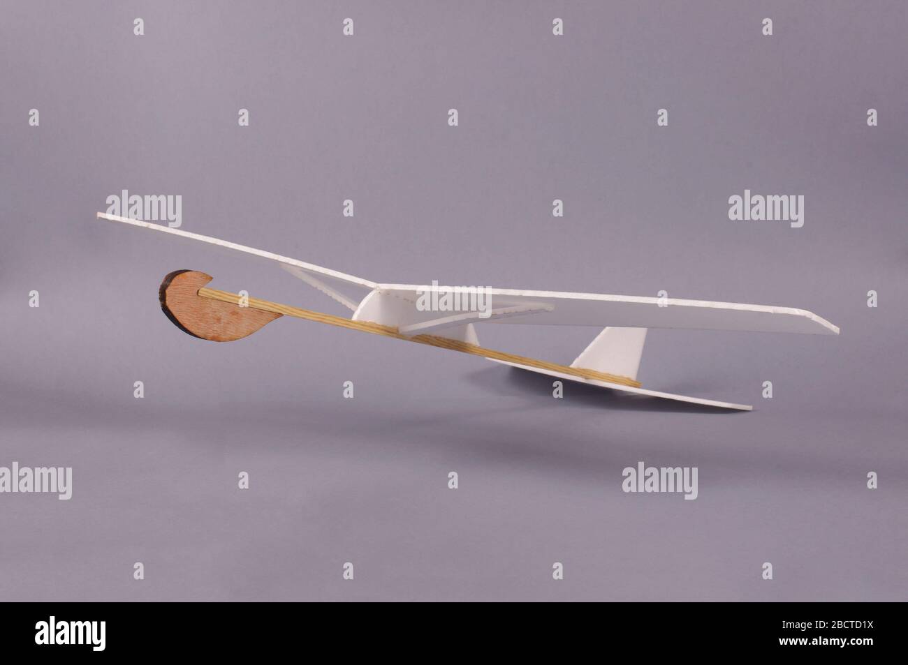 Einfach do it yourself Hobbyflugzeug aus Schaum und Holz. Kreativität und Freiheit Konzept Stockfoto