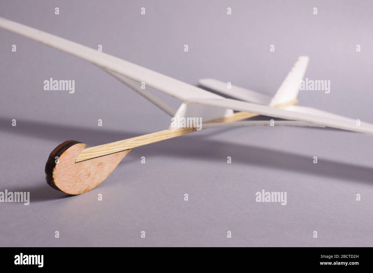 Einfach do it yourself Hobbyflugzeug aus Schaum und Holz. Kreativität und Freiheit Konzept Stockfoto